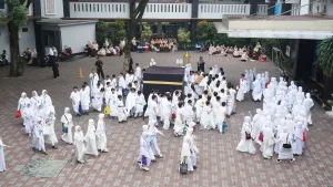 Tawaf dilakukan sebanyak 7 kali (berlawanan arah jarum jam).