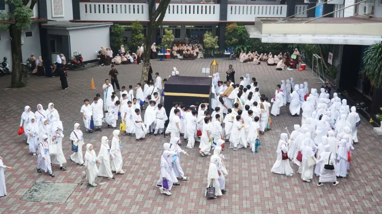 Tawaf dilakukan sebanyak 7 kali (berlawanan arah jarum jam).