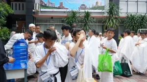 Setelah thawaf, jamaah minum air Zam-Zam sambil berdiri, lalu melaksanakan shalat sunnah dua rakaat di Maqam Ibrahim.