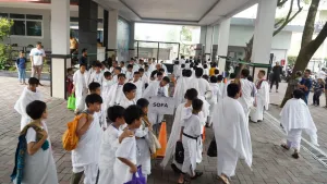 Jemaah menuju Bukit Safa untuk melaksanakan sa'i, dimulai dari Safa dan berakhir di Marwa, yang dilakukan sebanyak tujuh kali.