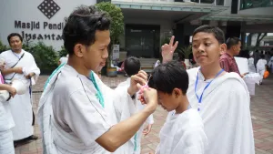 Suasana melempar Jumrah Aqabah.