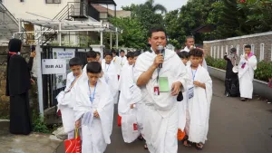Siswa membaca niat haji.