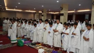 Setelah berniat, jemaah diarahkan ke Maktab (Aula Naufal Syauqi), di mana mereka melaksanakan shalat sunnah dua rakaat dengan membaca Surat Al-Kafirun dan Al-Ikhlas.