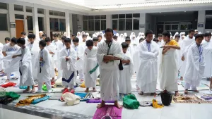 Setelah meninggalkan Maktab, jamaah berjalan menuju Mina sambil membaca talbiyah. Setibanya di Mina, jemaah melaksanakan shalat Zhuhur dan Ashar secara jamak qashar takdim.