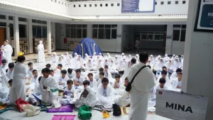 Jamaah bermalam di Mina. Mereka memperbanyak shalawat, membaca Al-Qur'an, berdzikir, serta melaksanakan shalat Maghrib dan Isya' secara jamak qashar takdim.