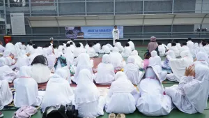 Jamaah menuju Padang Arafah. Di Arafah, mereka melaksanakan shalat Zhuhur dan Ashar secara jamak qashar takdim, serta menyimak Khutbah Arafah.