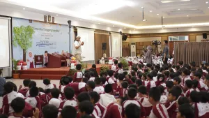 Saat Paman Geri bercerita, siswa antusias menyimak kisahnya.