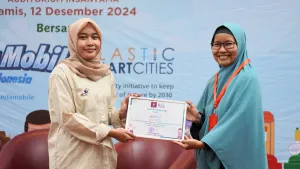 Penyerahan ucapan terima kasih dari Ketua FOSIS SDIT Insantama Bogor kepada perwakilan Plastic Smartcities.