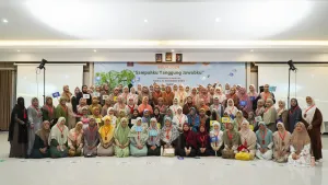 Sebagai persiapan acara, para Umi berfoto bersama di atas panggung SBUA.