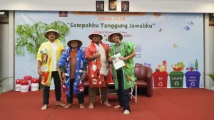 Para Abi menggunakan properti warna-warni, yang menggambarkan warna empat jenis sampah.