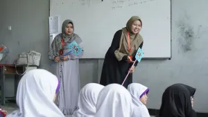 Para Umi menuju kelas untuk memperkenalkan diri dan menjelaskan rangkaian acara yang akan ananda ikuti.