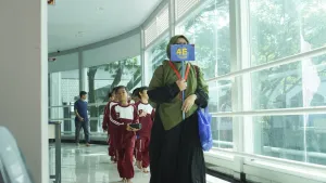 Siswa menuju ruang Auditorium dan didampingi oleh PAK.