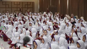 Siswa Akhwat sudah rapi dan siap untuk mengikuti kegiatan SBUA di Auditorium.