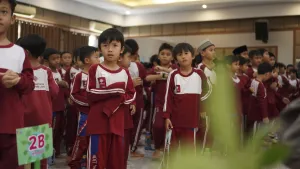 Senam untuk menyegarkan tubuh dan menjaga fokus peserta.