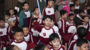 Antusiasme siswa dalam mengiringi jingle SBUA.