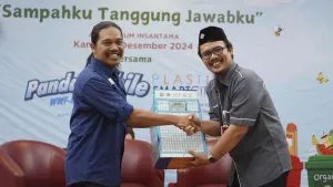 Penyerahan dropbox secara simbolis dari Panda Mobile kepada Kepala SDIT Insantama Bogor.