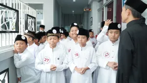 Pengkondisian peserta Haflah Tilawatil Qur'an sebelum masuk ruangan.
