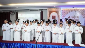 Peserta memasuki ruangan Aula Naufal Syauqi, tempat pelaksanaan kegiatan Haflah Tilawatil Qur'an.