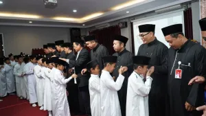 Peserta dan Ayah Bunda bermushafahah dengan para guru.