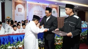 Penyerahan Sertifikat kepada seluruh peserta Haflah Tilawatil Qur'an.