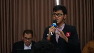 Salah satu peserta Ikhwan sedang bertanya.
