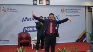 Energizer dari duo MC yang menghidupkan suasana.