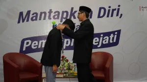 PPKS 2025 resmi dibuka dengan menyerahkan nametag secara simbolis kepada perwakilan siswa oleh Kepala SMAIT Insantama Bogor, Bapak S. M. Pertiwiguno.