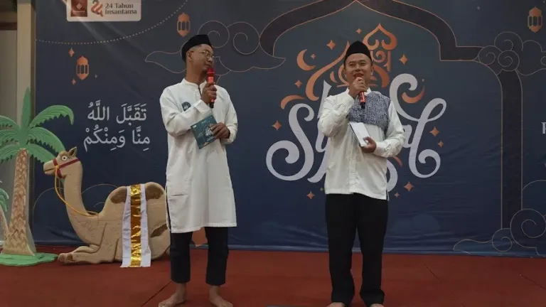 Duo MC yang bertugas membuka acara melalui menanyakan kabar dan yel-yel yang disambut peserta dengan meriah