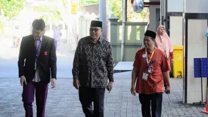 Sambutan panitia pada kehadiran tamu undangan acara Tasyakuran Akbar 24 Tahun Insantama. Tampak salah satu undangan dari Tokoh Masyarakat, Dr. Ruanda Agung Sugardiman.