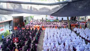 Tampak dari sisi lain, suasana acara di Plaza. Di lokasi ini, tasyakuran akbar juga berjalan, bersamaan dengan acara di Auditorium.
