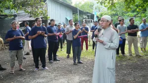 Panitia dan pekurban berdoa bersama sebelum prosesi penyembelihan hewan kurban guna memohon kelancaran dan keberkahan pelaksanaan kurban tahun ini. Pembacaan doa dipimpin oleh Ust. M Adhi Maretnas (Direktur Pelaksana SIT Insantama Bogor).