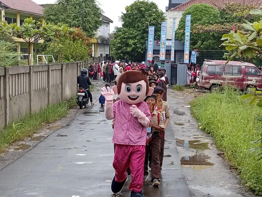 Hari Kreativitas Siswa Insantama SDIT Insantama Leuwiliang dibuka dengan pawai meriah.