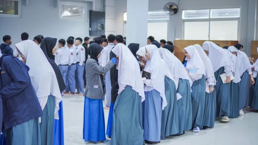 Mushafahah seluruh siswa dengan Bapak dan Ibu Guru.
