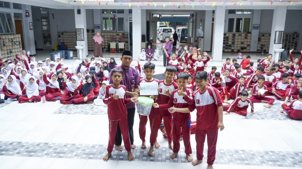 Penyerahan hasil donasi To Be Chef for Charity kepada Arie Susanto, perwakilan Insantama Peduli.