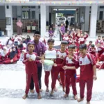 Penyerahan hasil donasi To Be Chef for Charity kepada Arie Susanto, perwakilan Insantama Peduli.