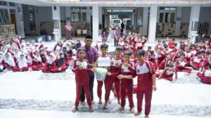 Penyerahan hasil donasi To Be Chef for Charity kepada Arie Susanto, perwakilan Insantama Peduli.