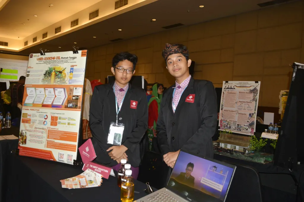 Fathan Al Maisan Zhafar (kanan) dan Muhammad Nabil Fikriansyah (kiri). Penganugerahan Juara The Honorable Winner, bertempat di Royal Palm Hotel and Conference, Jakarta, Kamis, 6 November 2025.