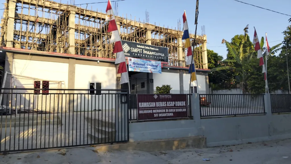 Tampak depan gedung SIT Insantama Pangkalpinang.