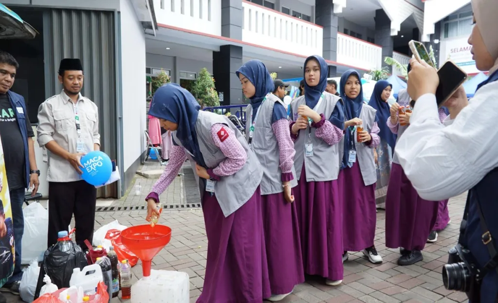 Penyerahan donasi jelantah oleh siswa untuk dijadikan biodiesel.