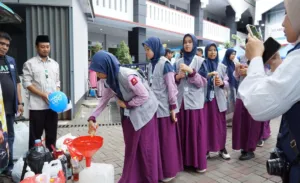 Penyerahan donasi jelantah oleh siswa untuk dijadikan biodiesel.
