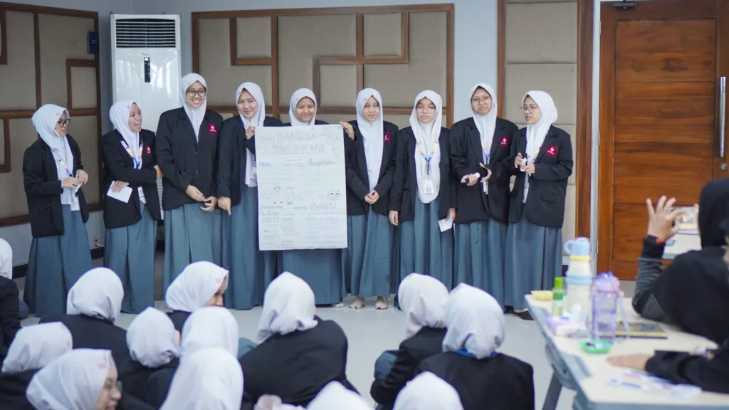 Presentasi hasil studi kasus peserta PPKS akhwat.