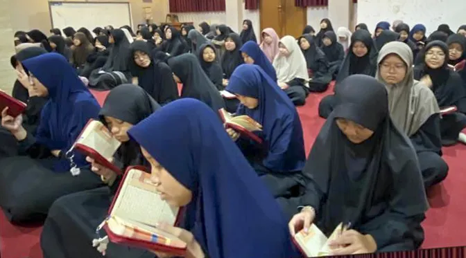 Santri akhwat IBS Insantama Bogor praktik membaca Al-Qur’an dengan langgam jiharkah.