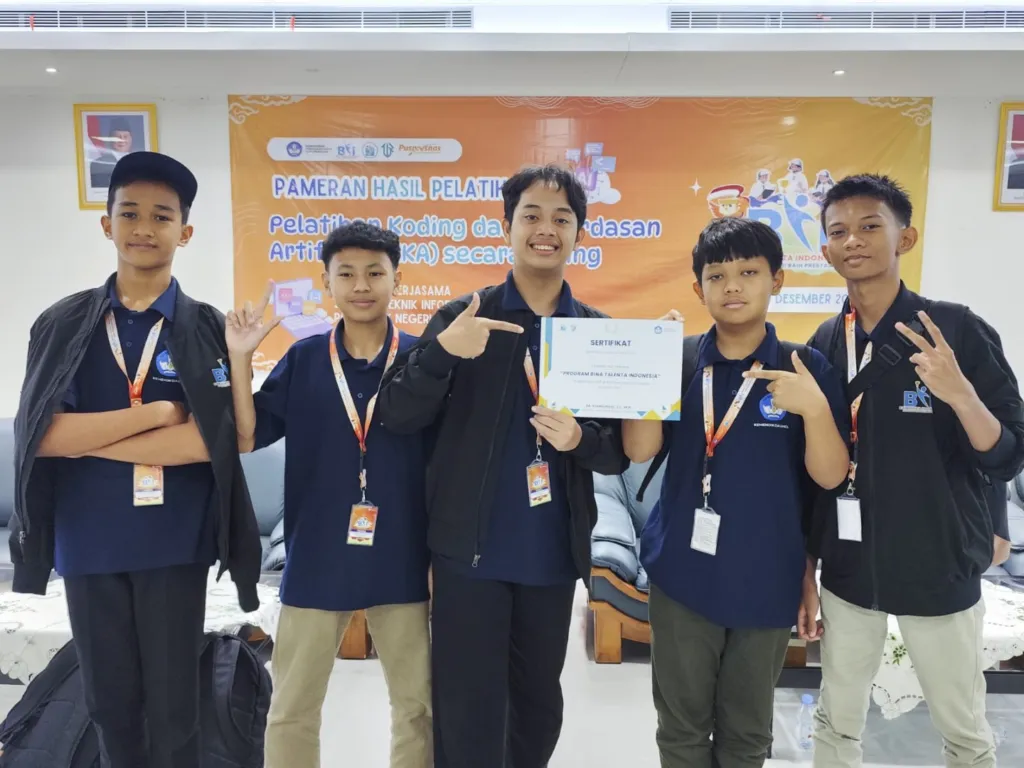 Fathan Al Maisan Zhafar (tengah) bersama timnya meraih penghargaan Karya Terbaik bidang Koding dan Kecerdasan Artifisial (KAA), Bina Talenta Indonesia (BTI) 2025.