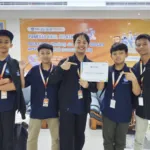 Fathan Al Maisan Zhafar (tengah) bersama timnya meraih penghargaan Karya Terbaik bidang Koding dan Kecerdasan Artifisial (KAA), Bina Talenta Indonesia (BTI) 2025.