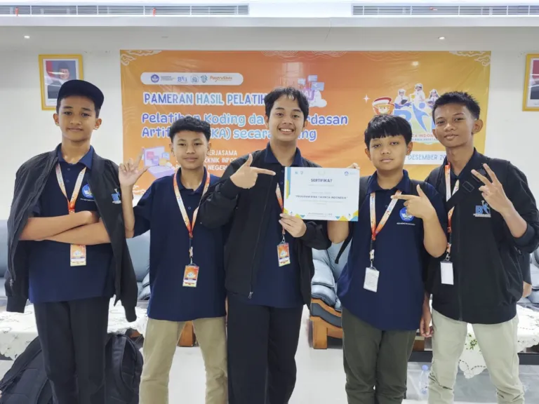 Fathan Al Maisan Zhafar (tengah) bersama timnya meraih penghargaan Karya Terbaik bidang Koding dan Kecerdasan Artifisial (KAA), Bina Talenta Indonesia (BTI) 2025.