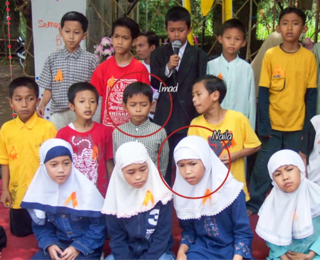 Imad dan Naila saat di bangku SD, tampil bersama teman satu kelas di acara Ngunduh Mantu pertama, tahun 2005.
