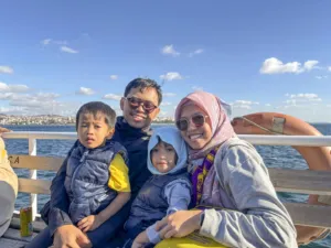 Naila dan Imad bersama putra-putrinya di Turki, 2024.