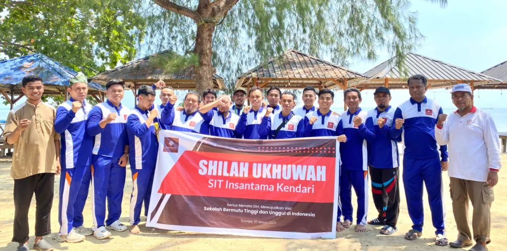 Shilah ukhuwwah SIT Insantama Kendari di pantai Toronipa.