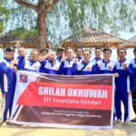 Shilah ukhuwwah SIT Insantama Kendari di pantai Toronipa.
