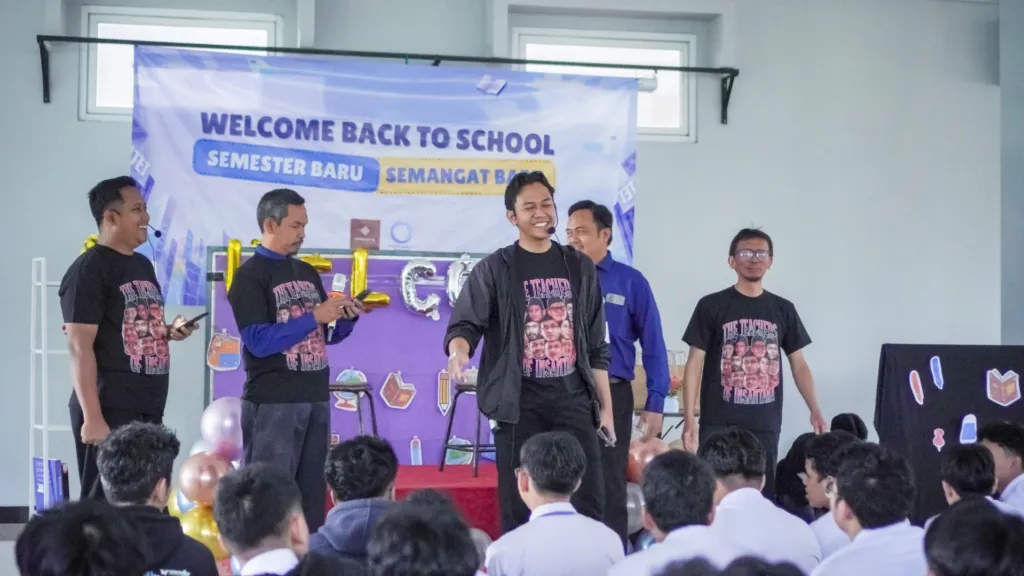Penampilan kelompok Guguga (Guru-guru Ganteng) di kegiatan Welcome Back to School SMAIT Insantama Bogor.